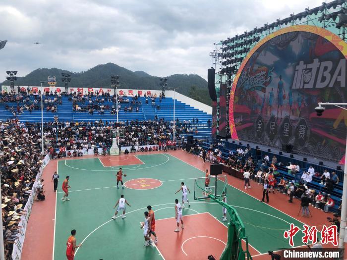 包含最精彩瞬间：张伟三分线外连续得分点燃现场！的词条