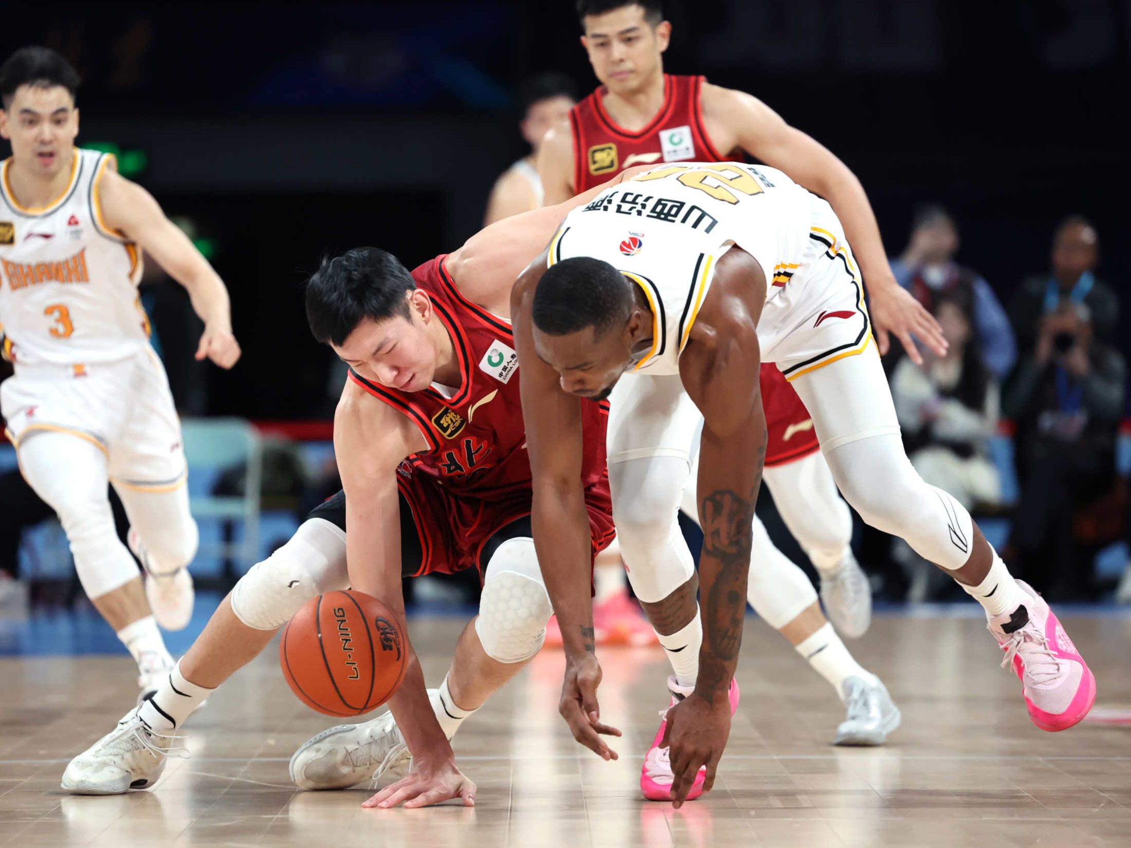 包含半场比分：54-51，北京队领先，比赛高潮不断的词条
