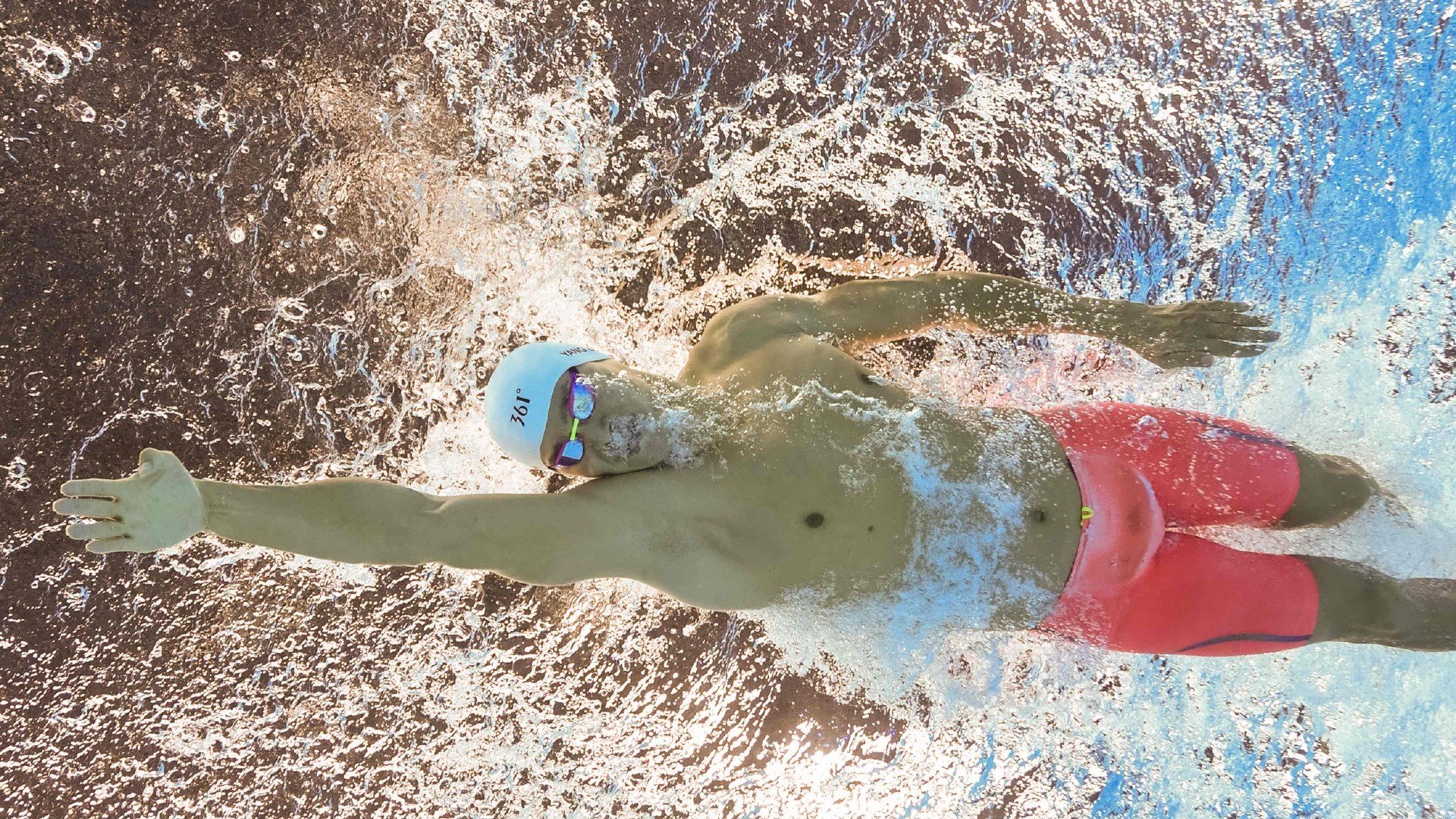 海穴洞潜水探秘，深海奇观等待勇者发现，海底矿洞坐标