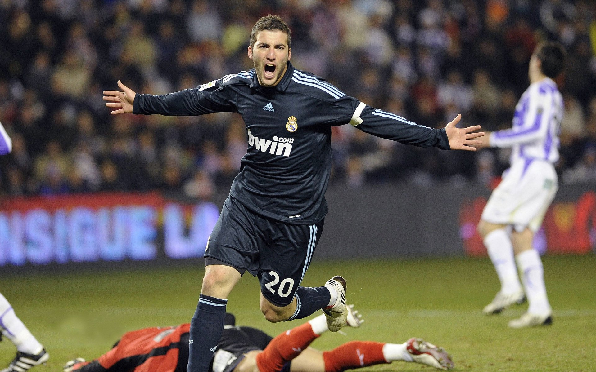 英超激烈争夺，精彩反击与门神扑救成为焦点，33岁门将英超首秀