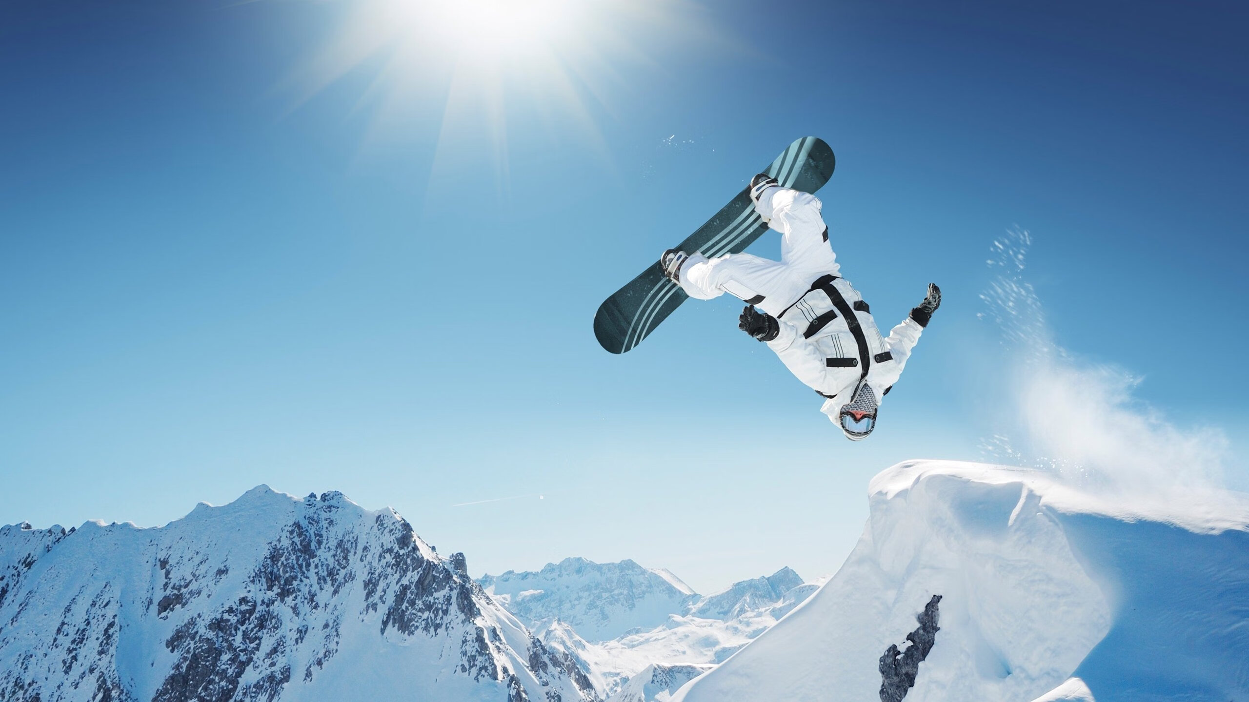 高山滑板比赛，激情滑行展现青春力量，滑雪高山板